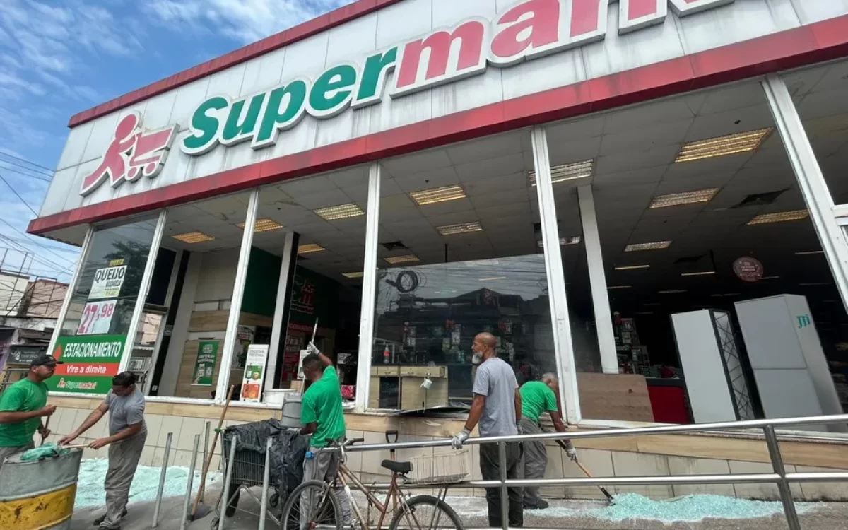 Ataque a tiros destrói fachada de supermercado em São Gonçalo