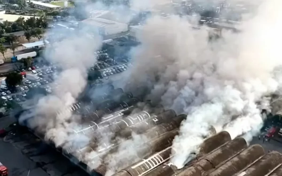 Incêndio de grandes proporções atinge Ceasa no Rio de Janeiro