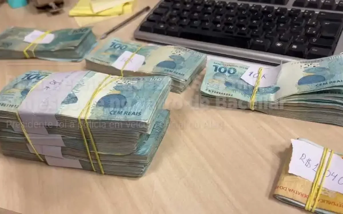 PF acha R$ 91 mil em mochila no carro oficial de Bacellar: presidente da Alerj fica em silêncio sobre origem do dinheiro