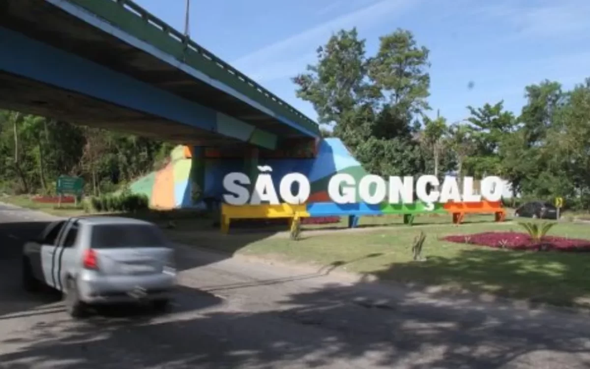 São Gonçalo, com quase 1 milhão de moradores, mantém embarques sem rodoviária oficial