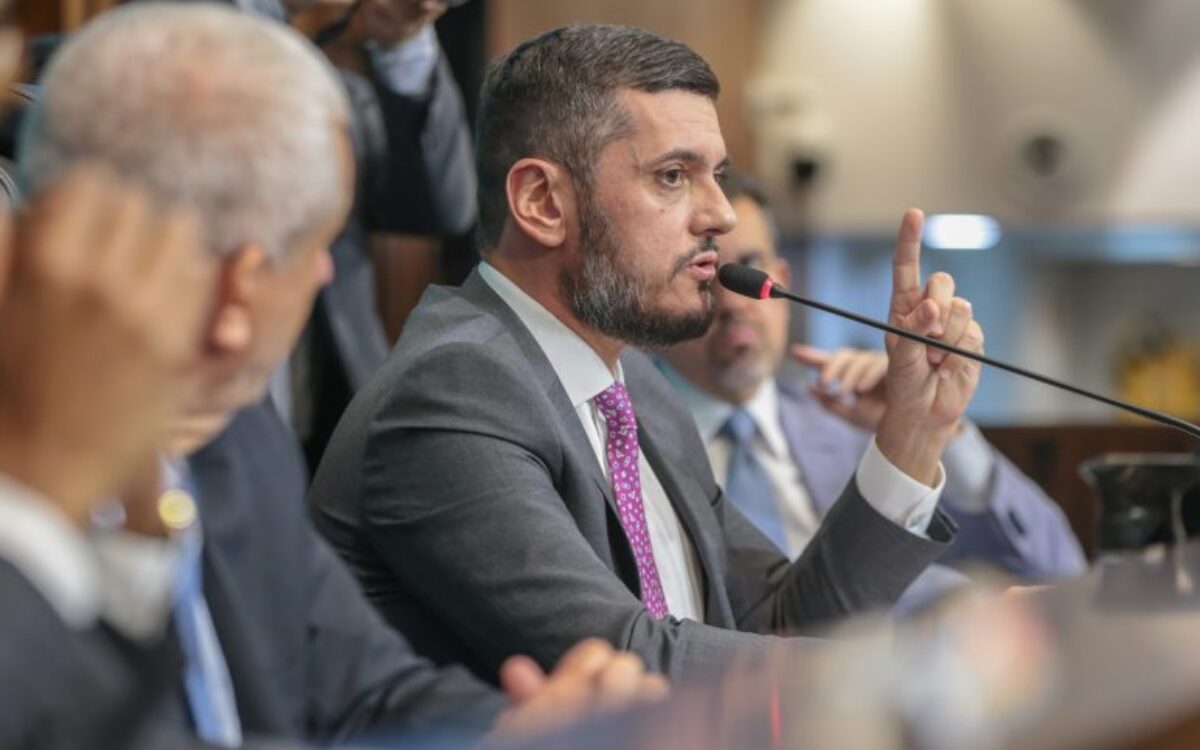 Em sessão tumultuada, deputados aprovam a soltura de Rodrigo Bacellar