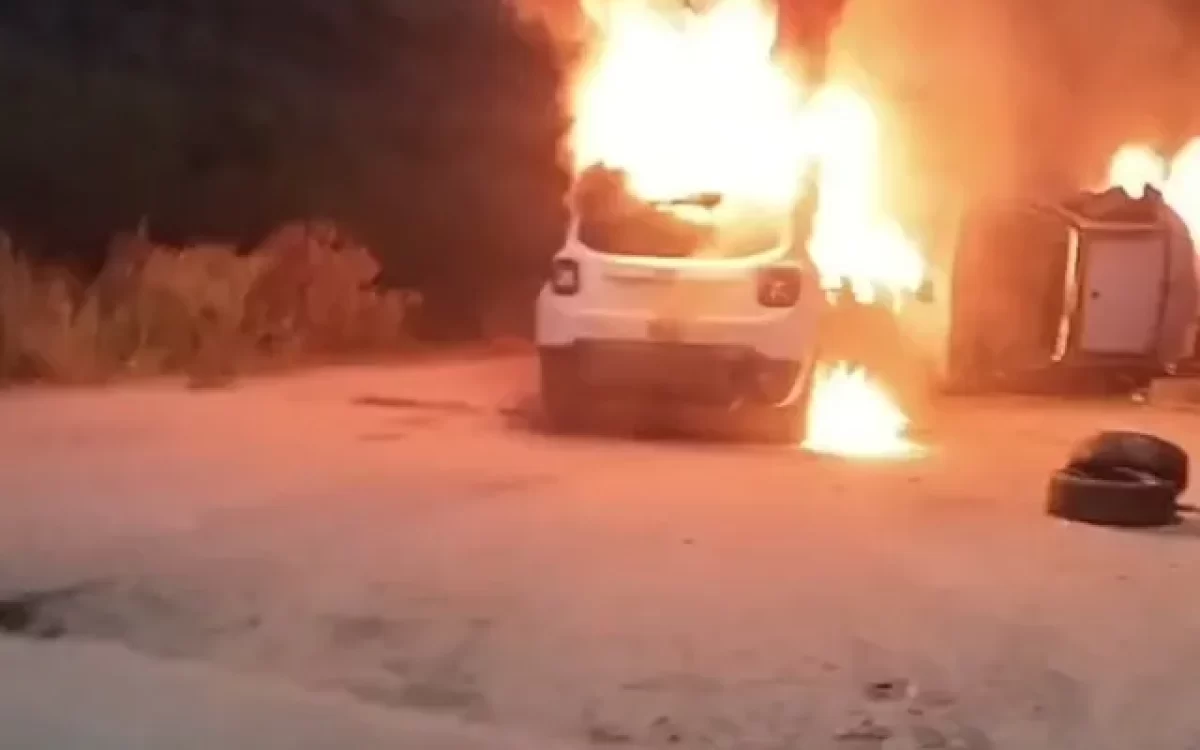 Criminosos queimam carros e formam barreiras em reação à operação policial no Salgueiro, em SG