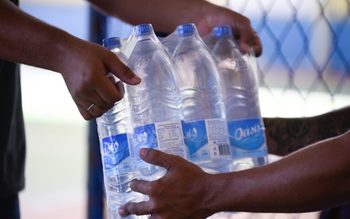 Assistência Social distribui mais 6.500 litros de água mineral em Itaipuaçu e Inoã