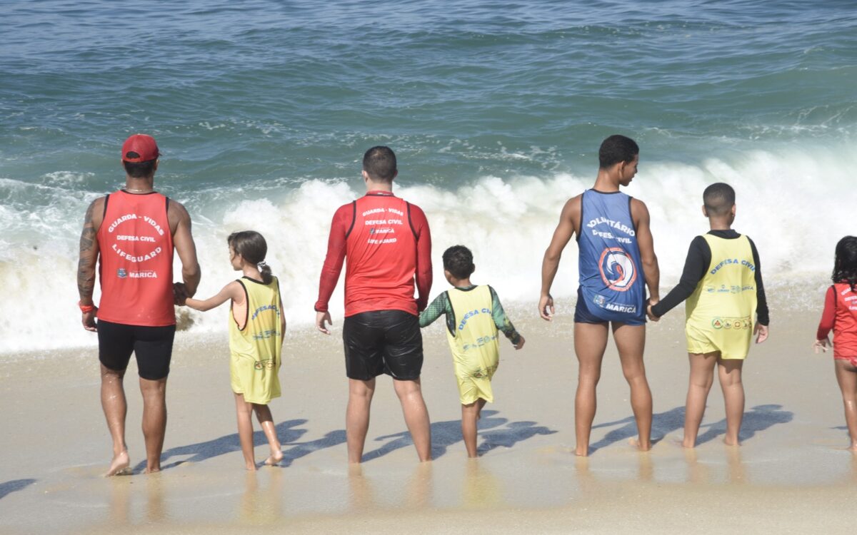 Marola Certa reúne 150 crianças e adolescentes na praia de Itaipuaçu