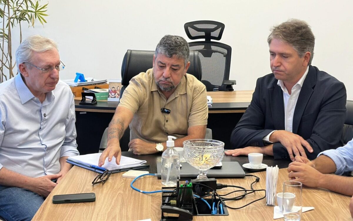 Prefeito Washington Quaquá assina contrato para a construção do Plaza Shopping Maricá