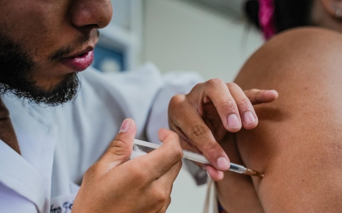 Prefeitura de Maricá aplica cerca de 500 doses de vacinas na Festa Literária Internacional de Maricá