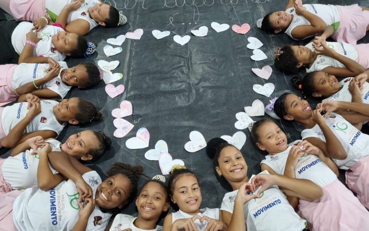 Aula de balé do projeto São Gonçalo em Movimento vai além de ensinar passos e coreografias