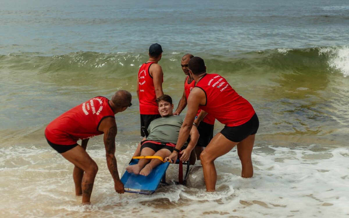 Maricá amplia inclusão com projeto de banho de mar assistido para pessoas com deficiência